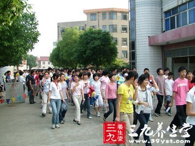 全城高考 吃避孕药延经期涂风油精提神全是瞎