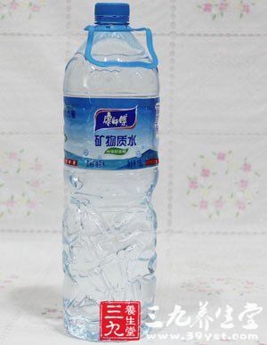 康师傅矿泉水瓶口现小虫 塑料瓶被指含重金属