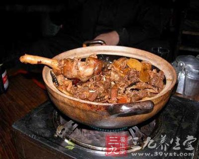 炖狗肉>>>鸡肉与狗肉相克 这9种食物不易一起吃