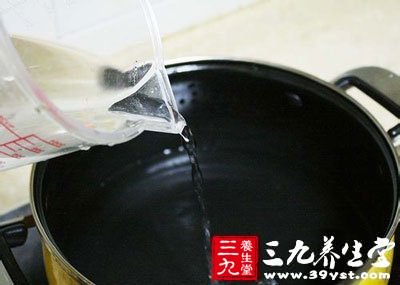 加冰水150毫升滴入少许白兰地酒放橘子一瓣碎冰少许