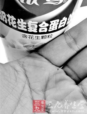 银鹭饮料里喝出石头