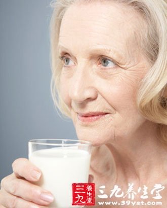 中老年人不易喝牛奶