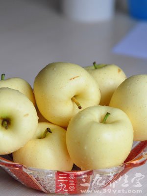 苹果中所含的纤维素能使大肠内的粪便变软