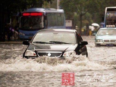 梅雨的典型特征是高温高湿闷热而且连续降水