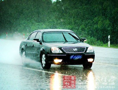 在雨中行驶不要急踩刹车或猛打方向盘 在雨中行驶不要急踩刹车或猛打方向盘