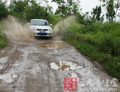 涉水要避免大轰油门或猛冲
