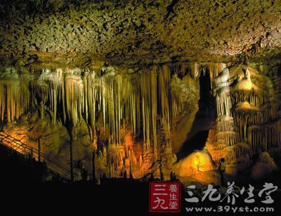 与恶劣天气应躲在山洞里待气候好转时再走