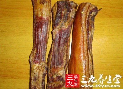 霉烂猪肉制成腊肉 教你腊肉的做法远离假腊肉