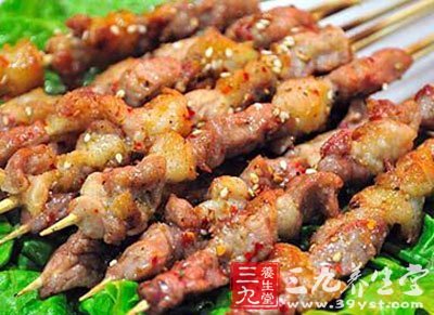 男子吃羊肉串现瘀斑 肉串含毒危害巨大