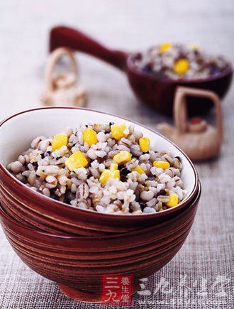 年轻人吃高粱黑豆大枣饭促消化