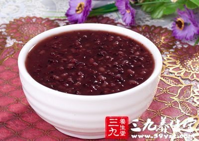 幼儿好多吃黑米，含有蛋白质、脂肪、B族维生素、钙、磷、铁、锌等物质