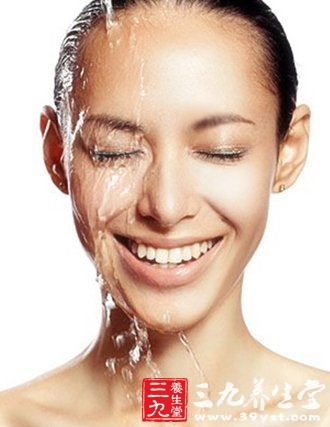 洗脸水温度过高是起皱纹的因素