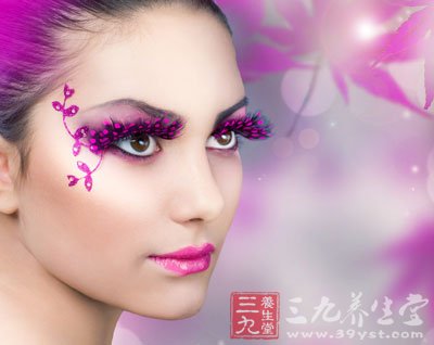 美女种睫毛发炎+专家表示长期戴假睫毛危害多