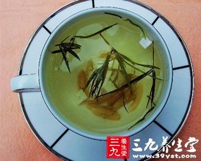 夏季喝枇杷竹葉茶