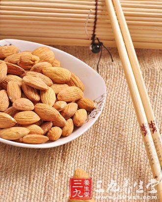 秋天多吃杏仁补肺