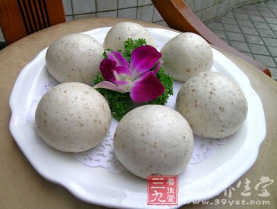 糖尿病患者吃：以清淡素食、粗粮杂面为佳，饮食保持七分饱