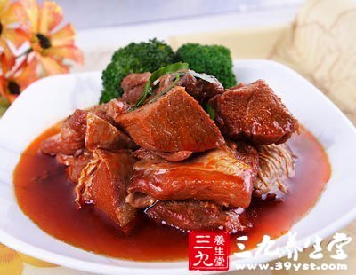 孜然牛肉 主料:牛肉(瘦)500克,小葱15克,姜5克,芝麻10克,花椒2克