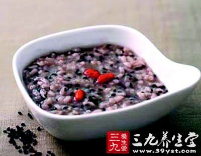 吃菊花粥養(yǎng)胃