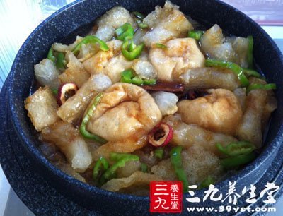 女人排毒養(yǎng)顏的食譜：花生豬蹄湯