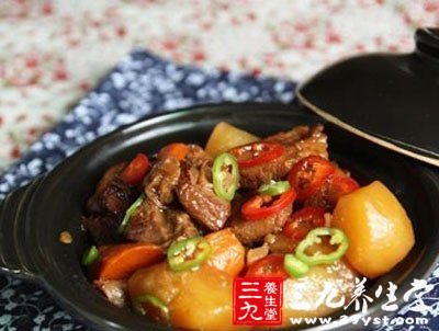 女人排毒养颜的食谱：胡萝卜土豆炖牛腩