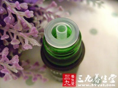 吸入法：在沸騰的熱水中加入薰衣草精油滴于熱水里,還可配合茶樹精油一同使用