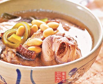 口苦吃鲜竹笋煲瘦肉汤好