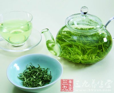 饮用茶水并口嚼茶叶,可治晨起口苦口臭