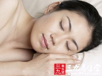打鼾者注意保持侧卧位的睡眠姿势