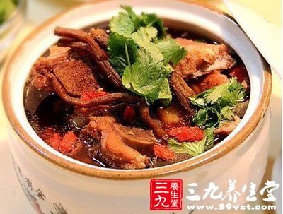 颈型颈椎病的食疗：黄芪焖猪肉