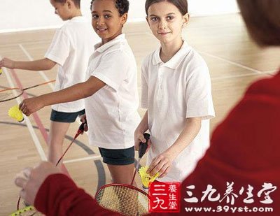 教你单打羽毛球技巧 让你做赛场上的常胜将军