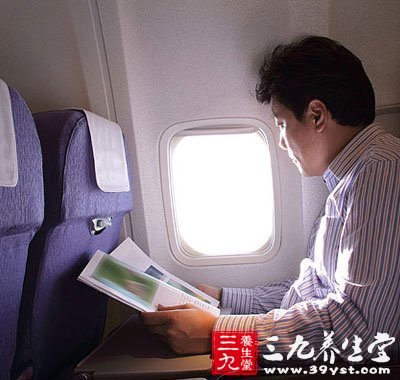 空姐飞行中玩手机 如何安全乘坐飞机(2)
