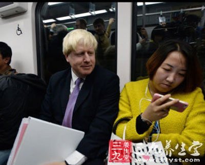 伦敦市长体验北京地铁 教如何安全坐地铁