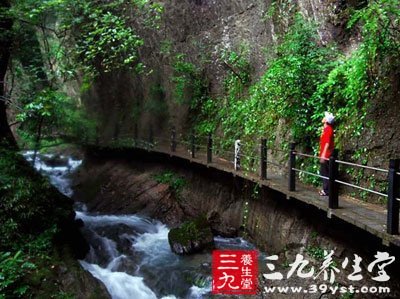 若在山里遇上暴风雨，首先要认清方向