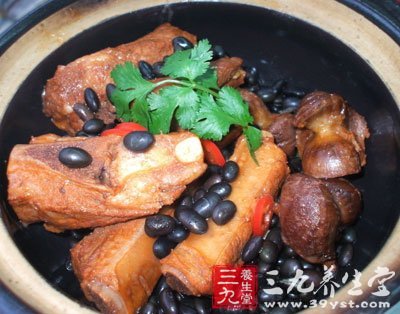 黑豆炖鸡缓解腰痛