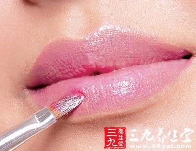 涂抹护唇膏