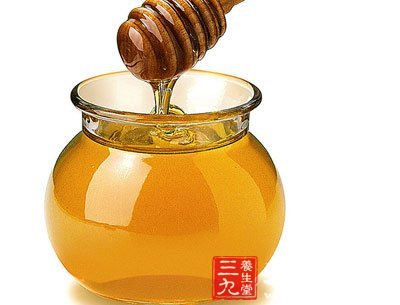 新鲜蜂蜜涂抹于皮肤上，能起到滋润和营养作用