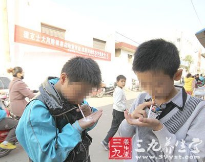 很多小学生表示这样子就像和大人吸烟一样,非常的刺激.