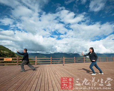 第四段动作介绍:退步压肘