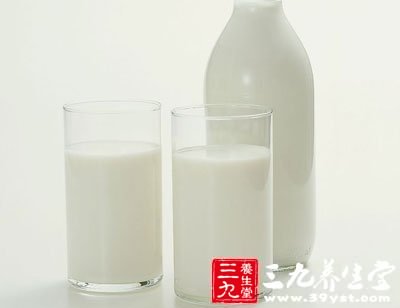 保健养生：专家揭秘牛奶到底要不要煮了喝