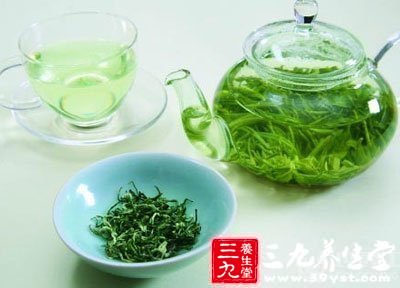 在水中加一点绿茶