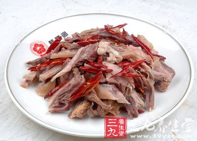 吃羊肉、狗肉這些性溫的食物，可以起到驅(qū)寒解表、促進(jìn)血管擴(kuò)張、改善體表血液循環(huán)，使大家全身暖和