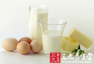 早晨的人体急需靠含有丰富碳水化合物的早餐来重新补充能量，而牛奶和鸡蛋不能提供足够的能量。