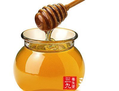 新鲜蜂蜜涂抹于皮肤上，能起到滋润和营养作用，使皮肤细腻、光滑、富有弹性