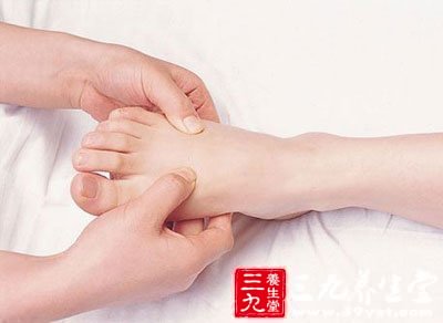 脚称第二心脏，常搓涌泉保金沙。