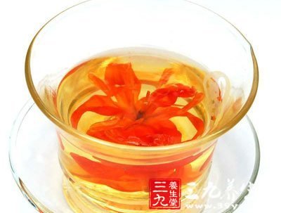 有些人神气十足,言语低沉,呼吸微弱,舌干口苦,食欲不振,经常处于萎靡状态,这是中气不足的表现,如果多吃些百合,就能缓解以上症状