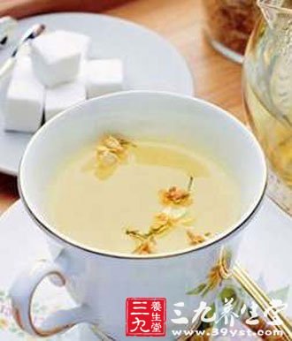 百合具有清肺的功能,故能治疗发热咳嗽,或加强肺的呼吸功能,因此又能治肺结核,一切气管病患者,食百合均有裨益