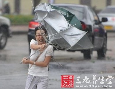 女孩被刮飞 台风期间如何自我保护