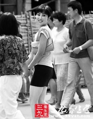 新华社短裙<em>女孩</em>受捧盘点冬天女人<em>穿</em>短裙的<em>危害</em>