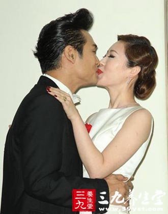 杜德伟吻嫩妻装忙给老婆惊喜