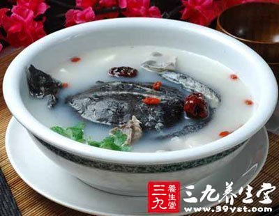 腰疼吃枸杞水鱼补肾汤